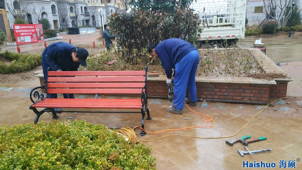 海碩公園椅——師傅雨中安裝 海碩公園椅——師傅雨中安裝